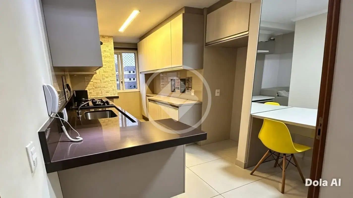 Cozinha planejada com arm%e1rios, bancada em granito escuro e espa%e7o para refei%e7%f5es integrado.
